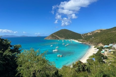 Review img # 37 of the yacht AZURIA