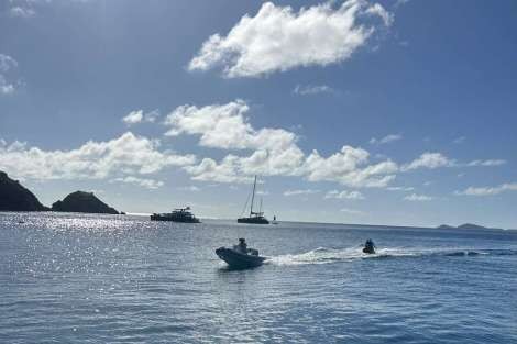 Review img # 17 of the yacht AZURIA