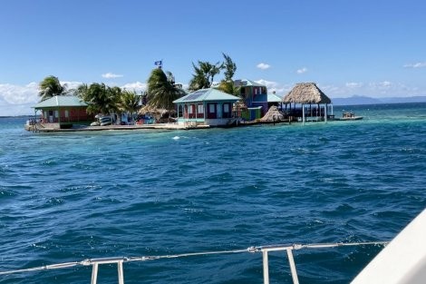 Review img # 12 of the yacht DREAMING ON