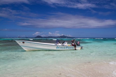 Review img # 107 of the yacht ISOLABLUE